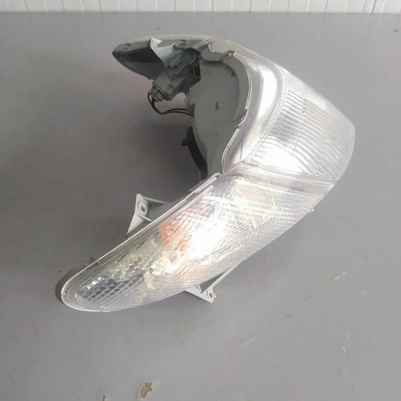 FANALE ANTERIORE SUZUKI BURGMAN 250-400 1999-2002 (FRECCIA DANNEGGIATA)