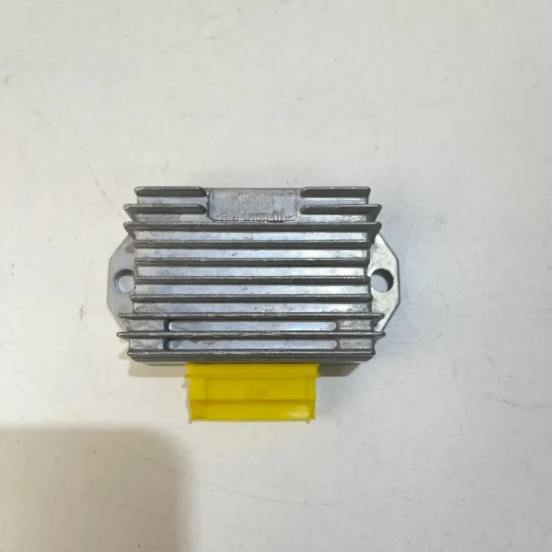 REGOLATORE DI TENSIONE PIAGGIO VESPA ET2/LX/LXV/S /PRIMAVERA/SPRINT 50ET4 125/150