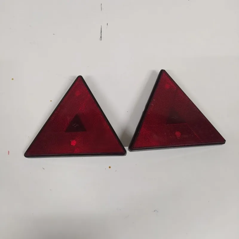 COPPIA CatadiottrI triangolare rosso rimorchio a 2 fori 162 x 142 mm