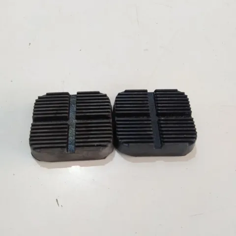 COPRIPEDALI IN GOMMA VOLKSWAGEN POLO-GOLF-PASSAT 1984-1988 COD.3095