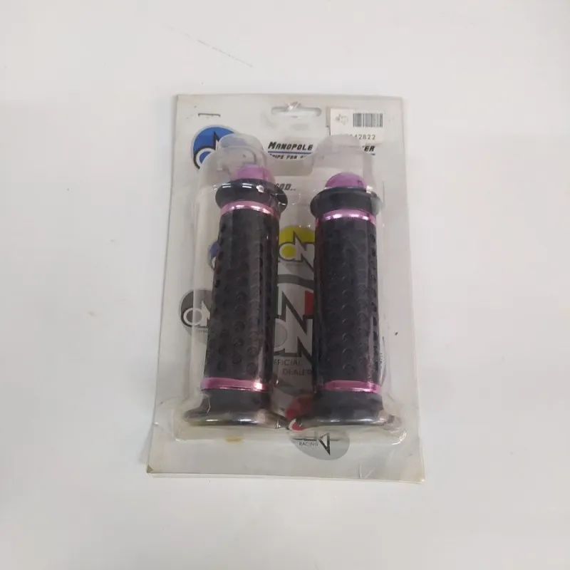 COPPIA MANOPOLE ONE NERO/VIOLA UNIVERSALI PER MOTO E SCOOTER COD.77342822