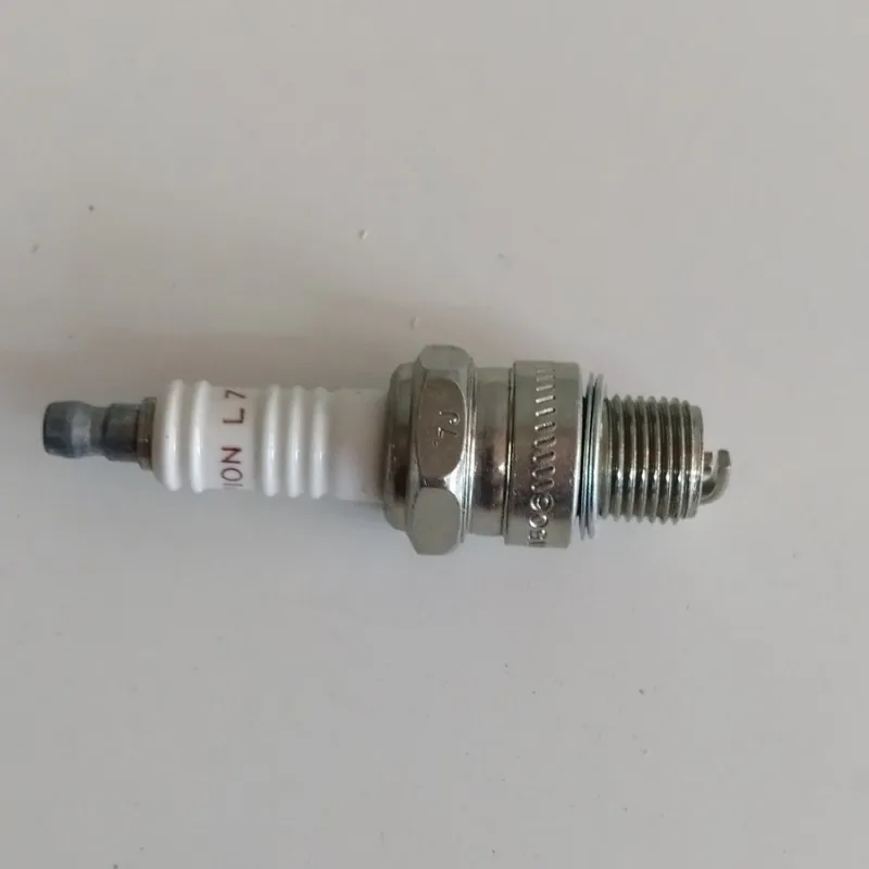 CANDELA CHAMPION FILETTO CORTO PIAGGIO VESPA COD.L78C (NGK B8HS)