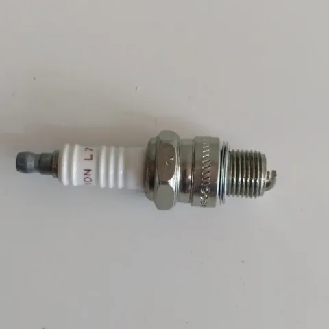 CANDELA CHAMPION  FILETTO CORTO PIAGGIO VESPA COD.L78C (NGK B8HS)